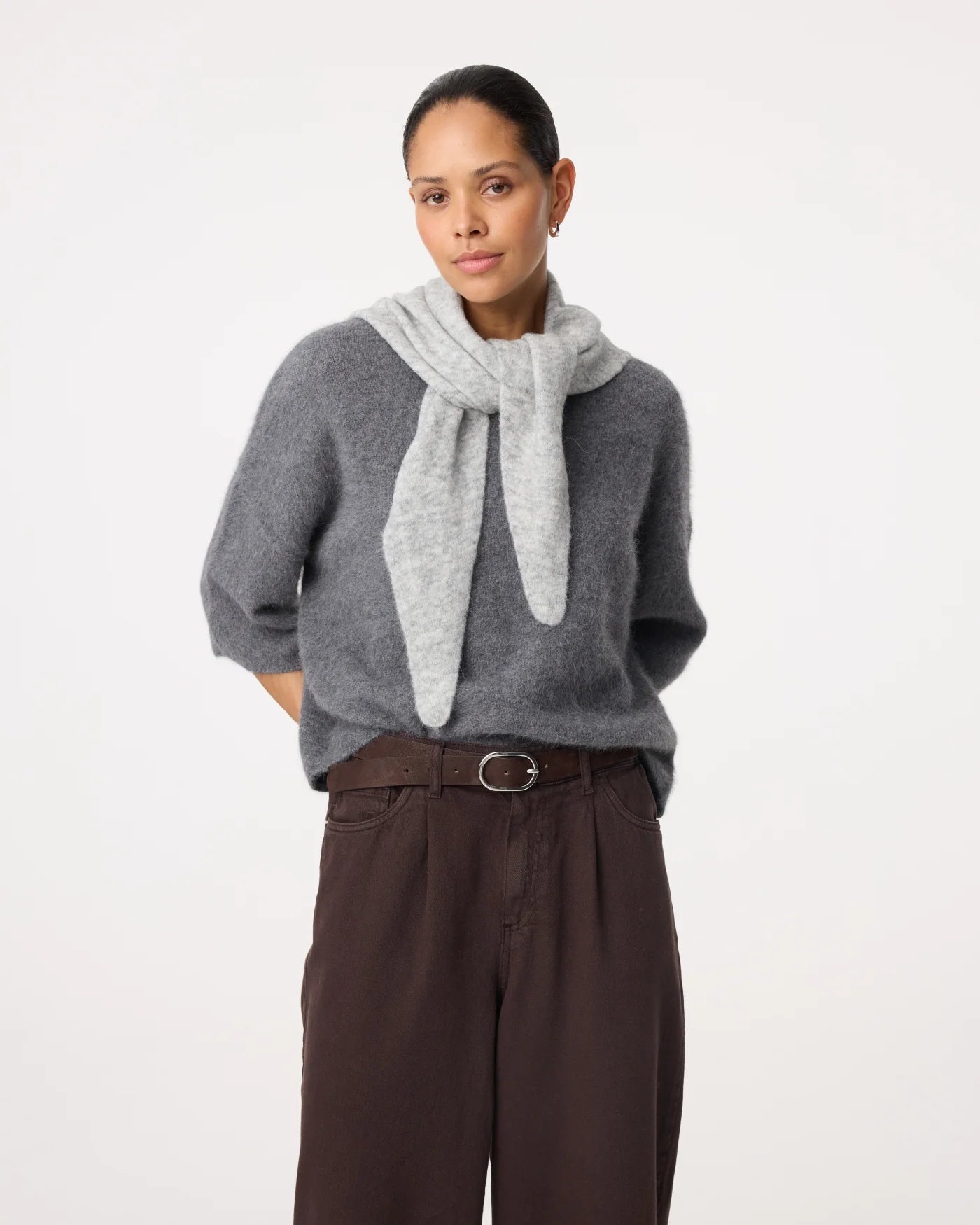 KNIT-TED TRICJA TRIANGLE SCARF