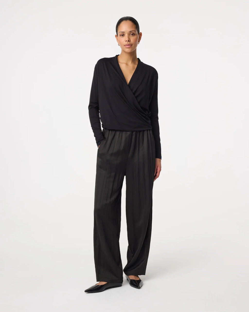 KNIT-TED BLACK DRAPE JETTY TOP