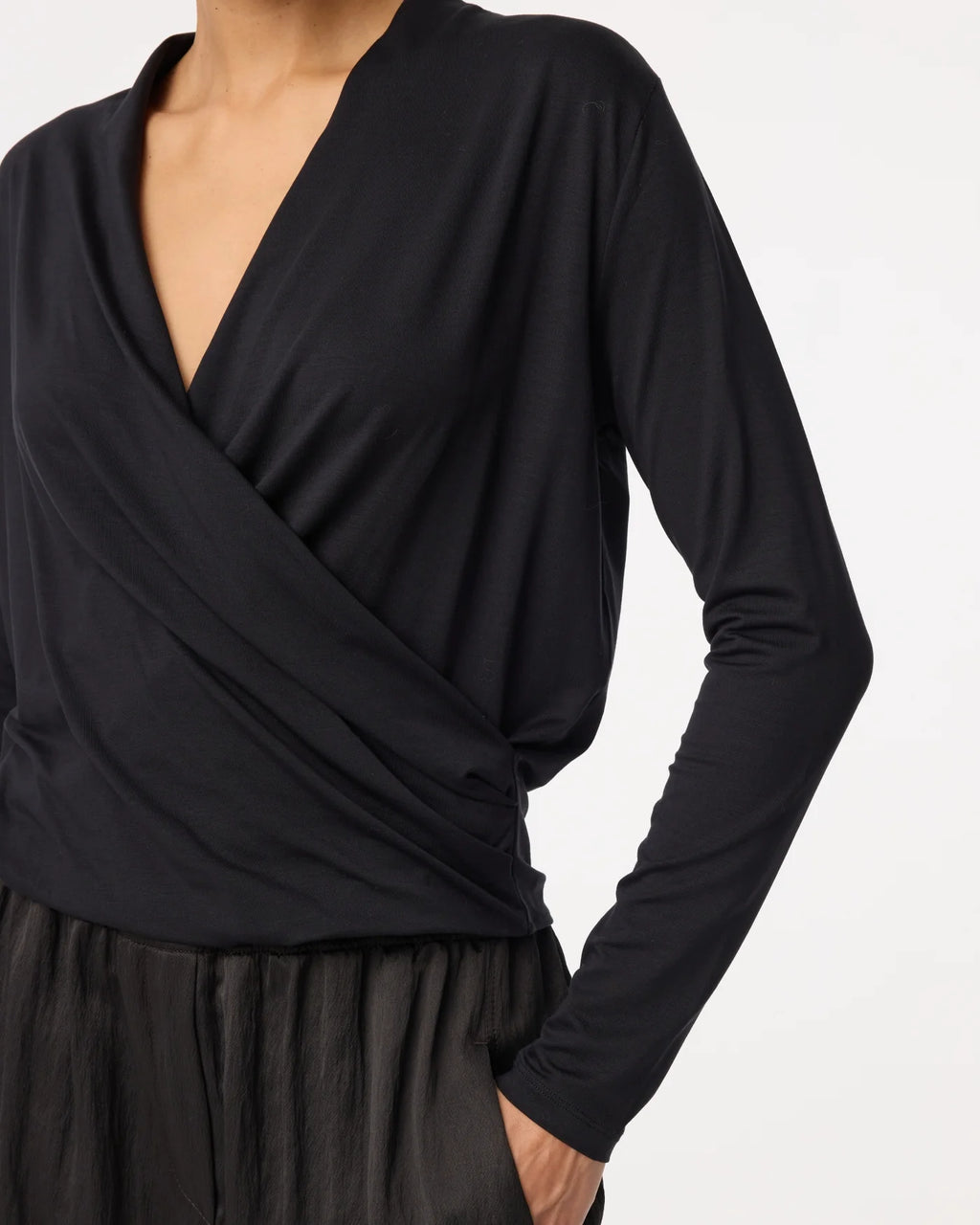 KNIT-TED BLACK DRAPE JETTY TOP