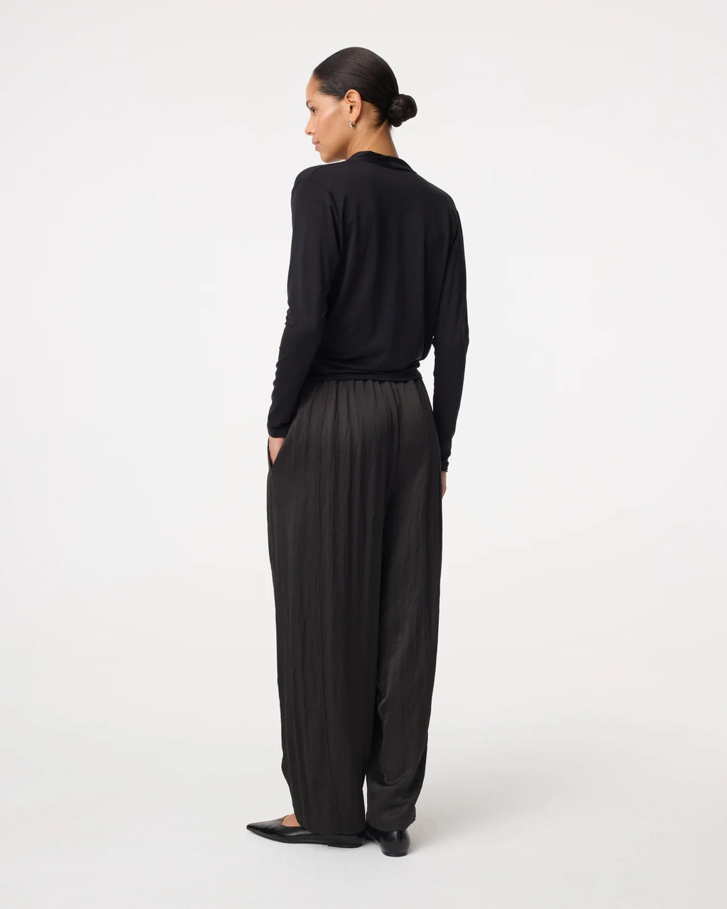 KNIT-TED BLACK DRAPE JETTY TOP