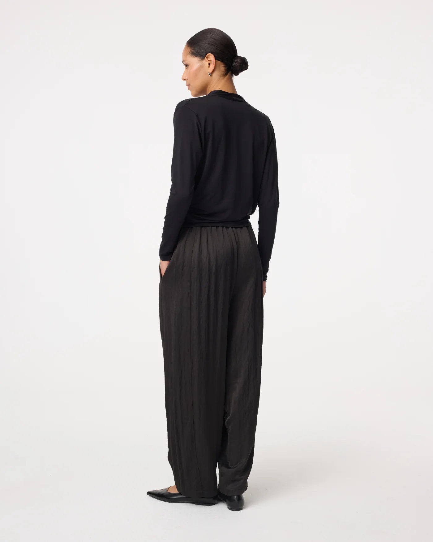 KNIT-TED BLACK DRAPE JETTY TOP