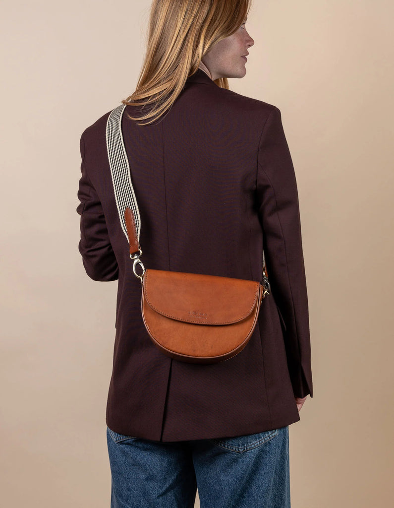 O MY BAG COGNAC AVA CURVE LEATHER BAG
