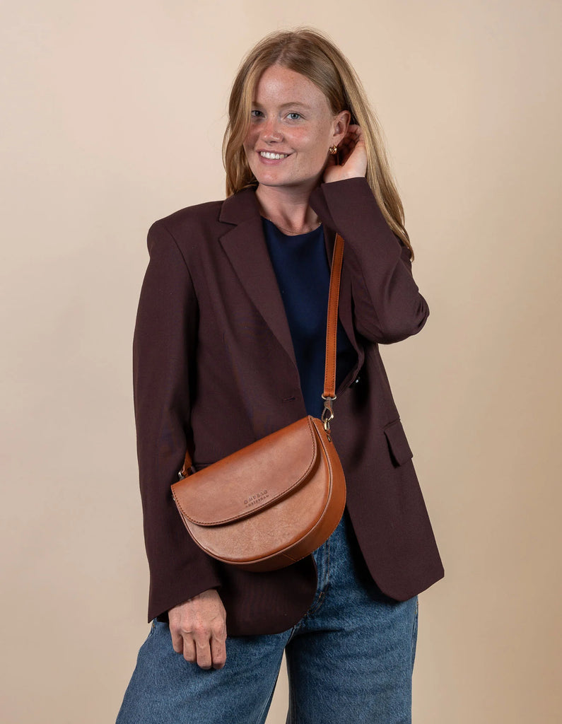 O MY BAG COGNAC AVA CURVE LEATHER BAG