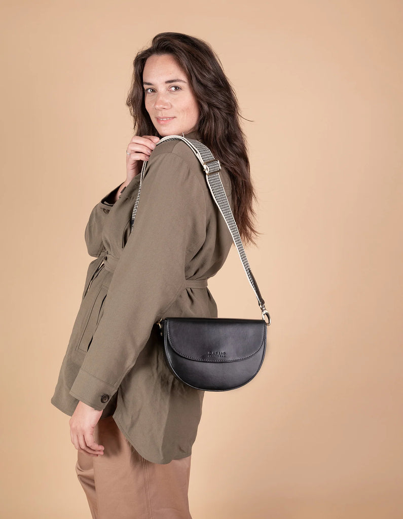 O MY BAG BLACK AVA CURVE LEATHER BAG