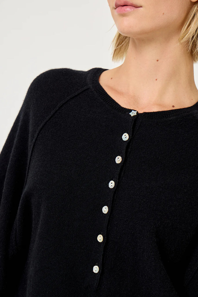 FIVE BLACK STAR BUTTON KNIT