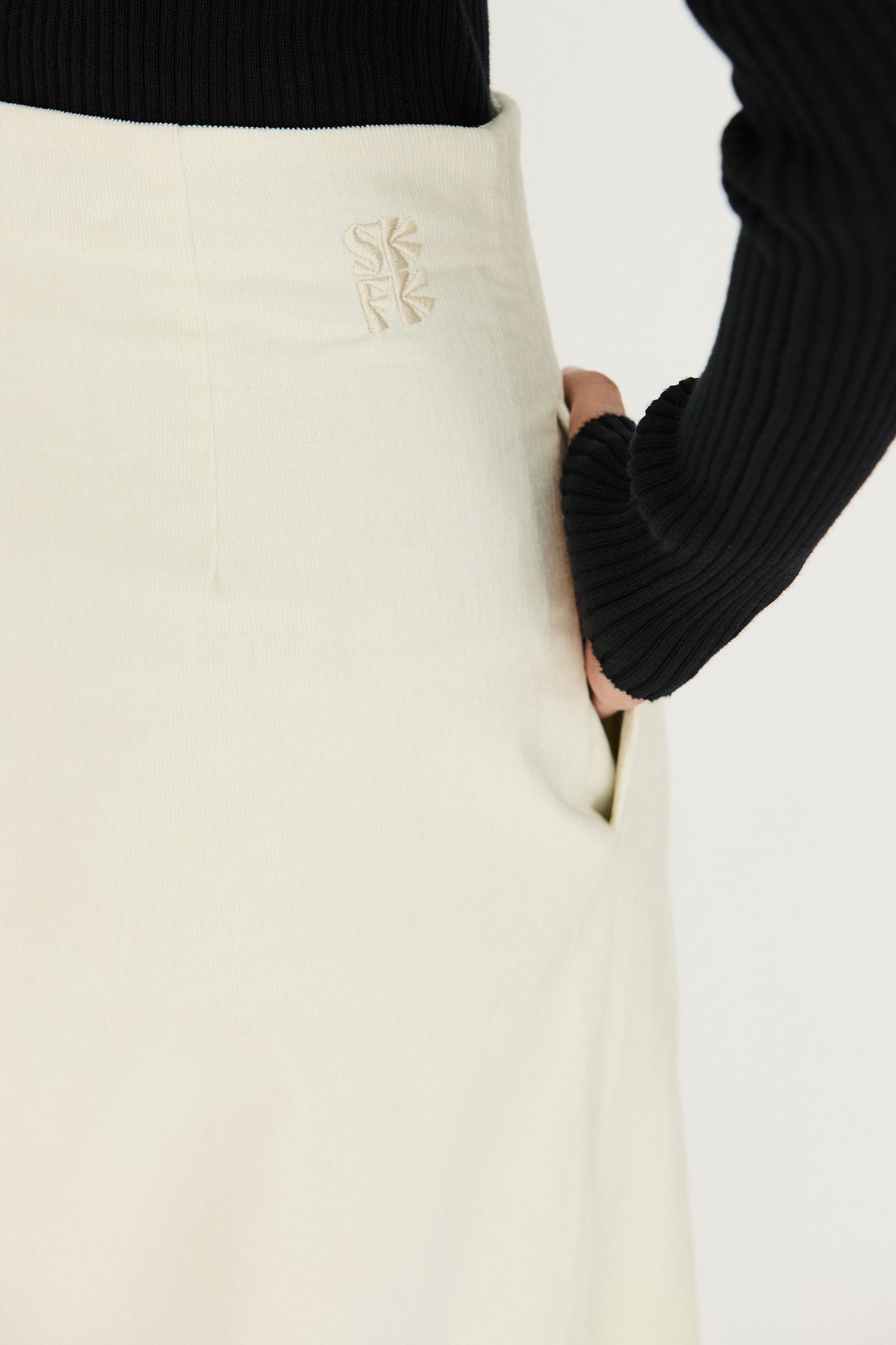 SKFK CREAM BASABE GOTS FINE CORD TROUSER