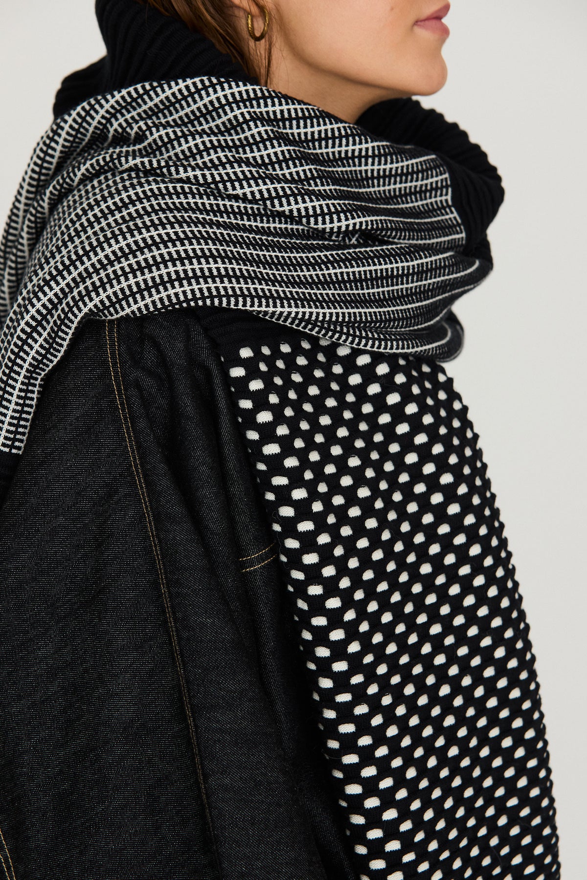 SKFK BLACK AND WHITE BELAR GOTS SCARF