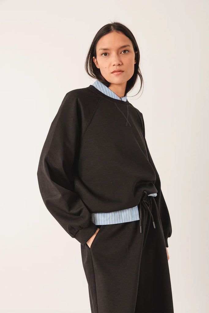INDI AND COLD BLACK CROP SWEATSHIRT