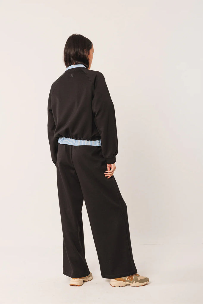 INDI AND COLD BLACK CROP SWEATSHIRT