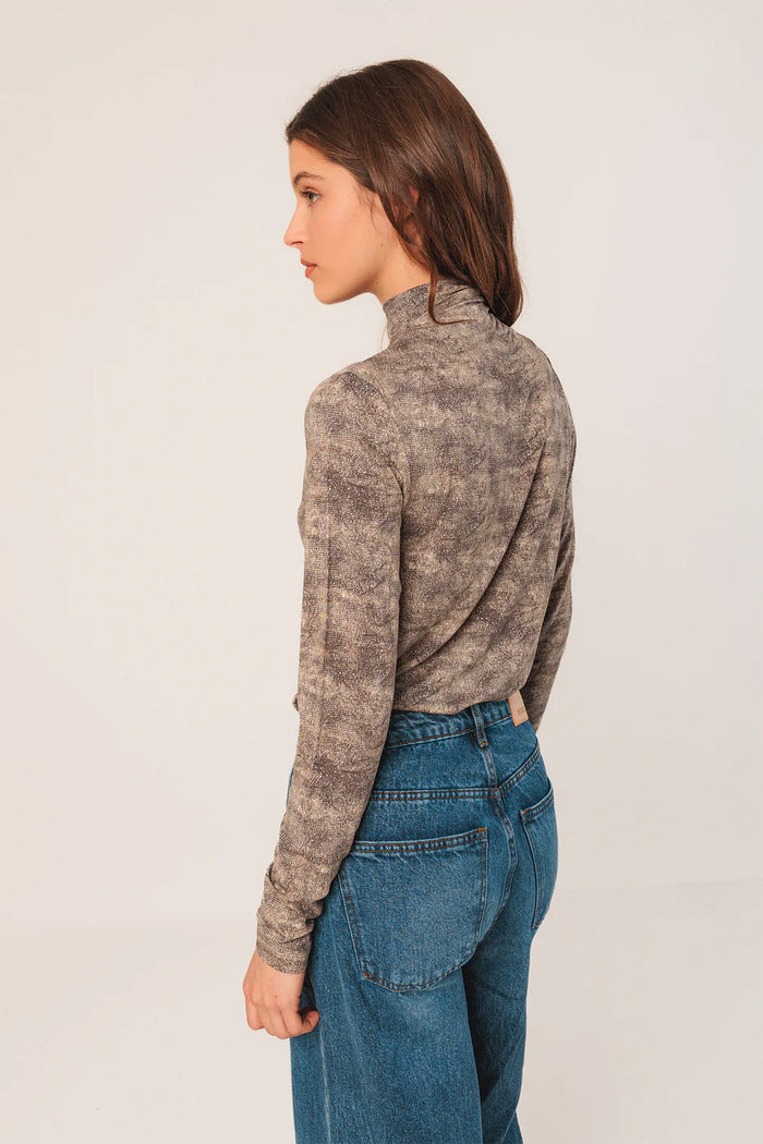 INDI AND COLD FINE NETTING PRINT HIGH NECK TOP