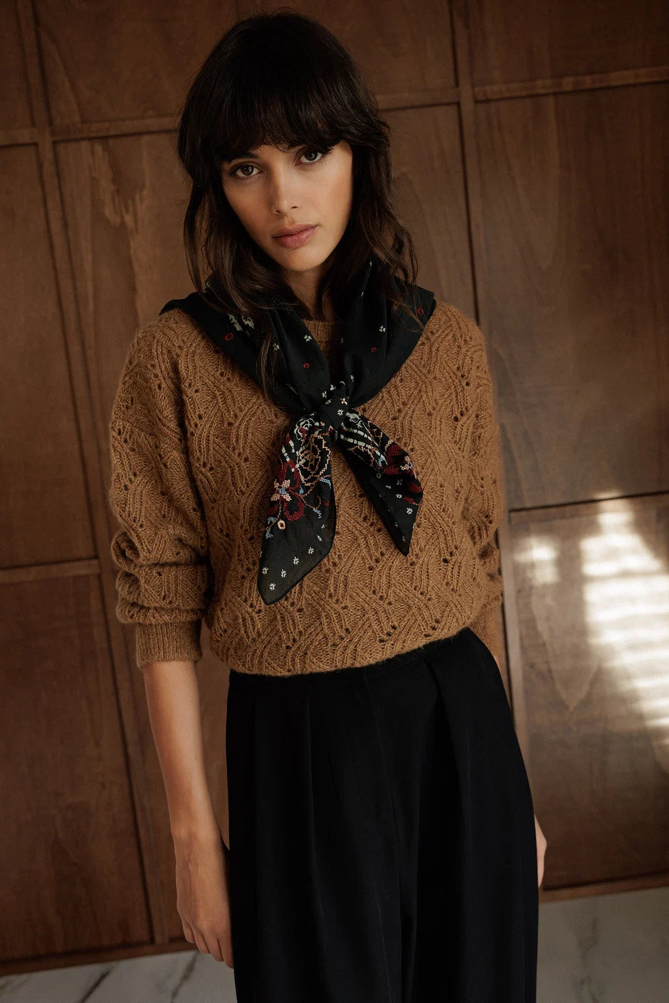 INDI AND COLD CARBON NECK SCARF